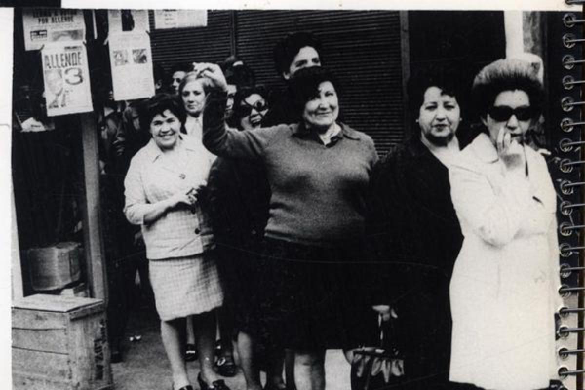 3. Mujeres en la fila para sufragar. Elecciones presidenciales de 1970.