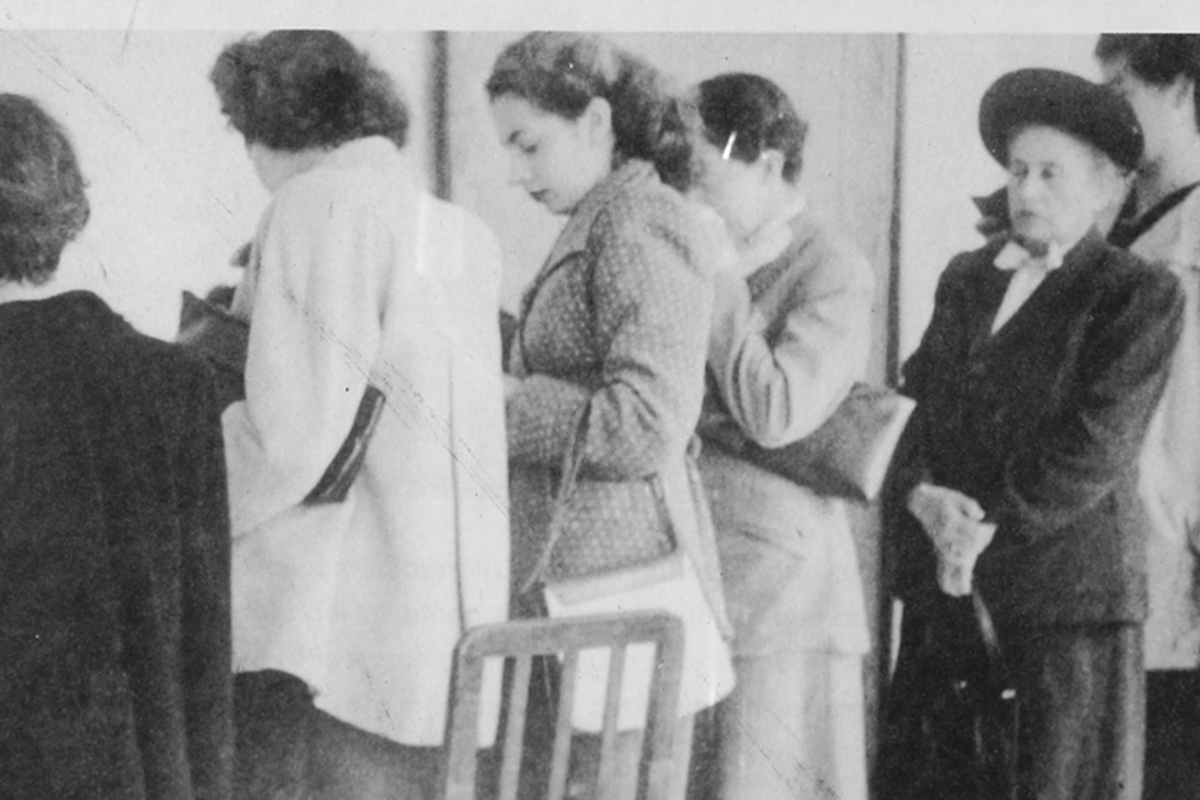 6. Mujeres votando en las elecciones municipales de 1945.