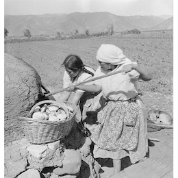 1. Antonio Quintana. Campesinas sacando pan amasado de un horno de barro.