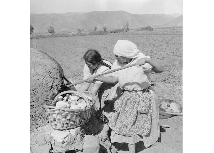 1. Antonio Quintana. Campesinas sacando pan amasado de un horno de barro.