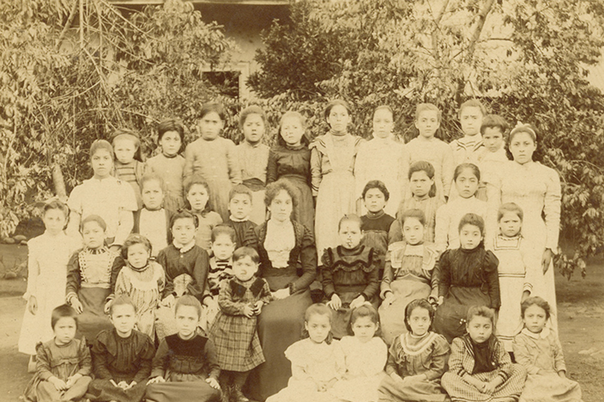 Grupo de alumnas con su profesora, hacia 1900.