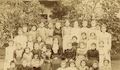 Grupo de alumnas con su profesora, hacia 1900.