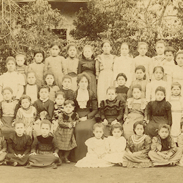 Grupo de alumnas con su profesora, hacia 1900.