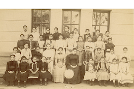 Alumnas de la Escuela Superior nº 1 en Recoleta, Santiago, hacia 1900.