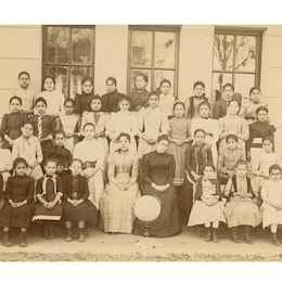 Alumnas de la Escuela Superior nº 1 en Recoleta, Santiago, hacia 1900.