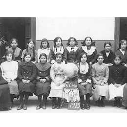 Alumnas de la Escuela Superior nº 1 en Recoleta, Santiago, 1913.