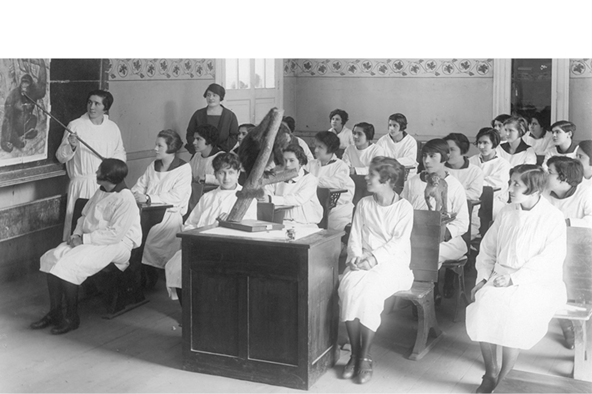 Clase de zoología, hacia 1920.