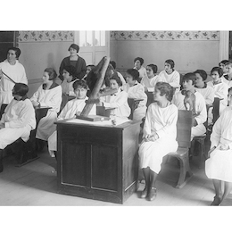 Clase de zoología, hacia 1920.