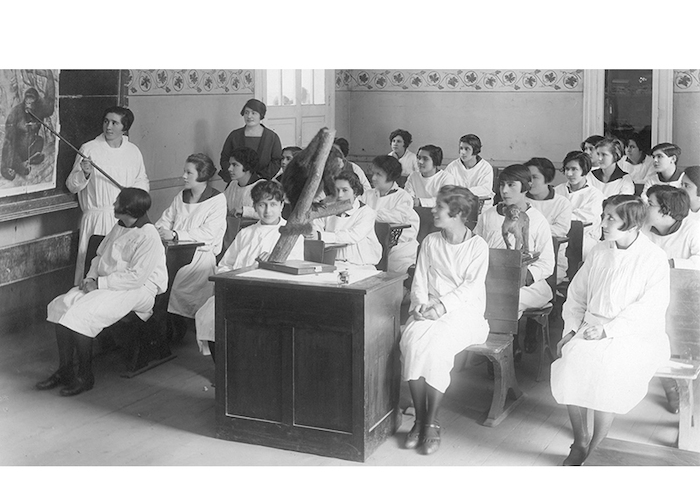 Clase de zoología, hacia 1920.