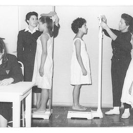 Pesaje y altura de alumnas, 1947.