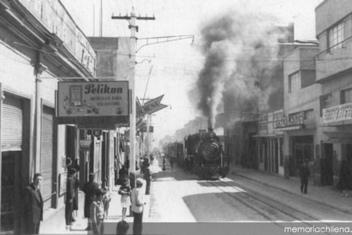 1. Calle Aldunate de Coquimbo, vía férrea que unía el puerto con la estación empalme, 1950 (aproximadmente).