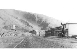 3. Estación de ferrocarril en las pampas salitreras de Soronal hacia 1900.