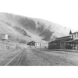 3. Estación de ferrocarril en las pampas salitreras de Soronal hacia 1900.