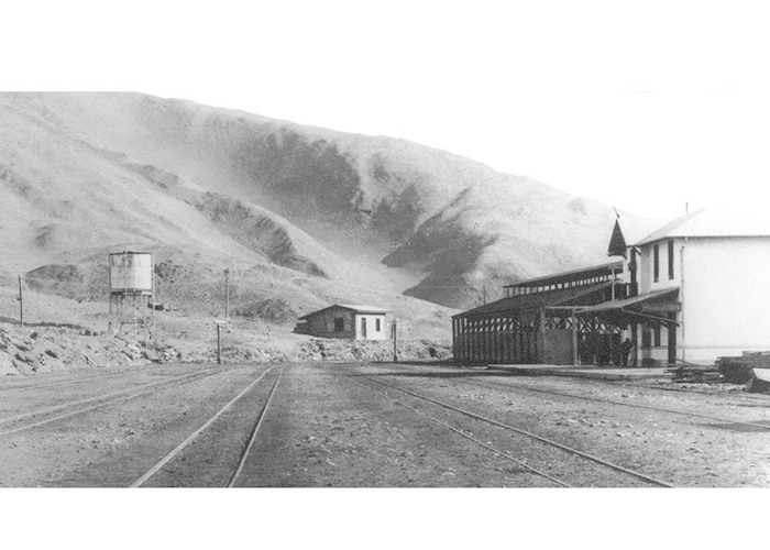 3. Estación de ferrocarril en las pampas salitreras de Soronal hacia 1900.