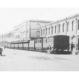 1. Ferrocarril en calle Errázuriz. Valparaíso.