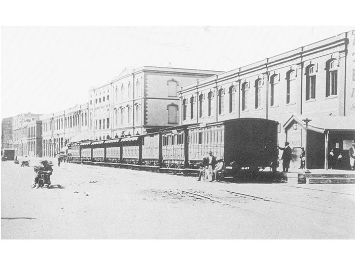 1. Ferrocarril en calle Errázuriz. Valparaíso.