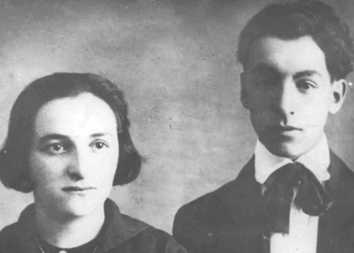 1. Pablo Neruda y su hermana, 1916.