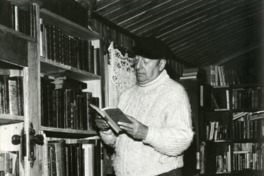 6. Neruda en su casa de Isla Negra, 1971.