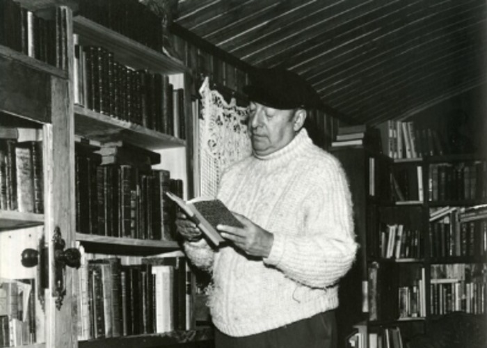 6. Neruda en su casa de Isla Negra, 1971.