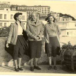 2. Gabriela Mistral, Doris Dana y una amiga en Nápoles, Italia, 1952.