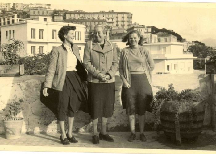 2. Gabriela Mistral, Doris Dana y una amiga en Nápoles, Italia, 1952.