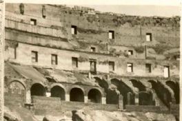 3. Gabriela Mistral y Doris Dana en el Coliseo de Roma, 1952.