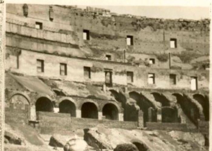 3. Gabriela Mistral y Doris Dana en el Coliseo de Roma, 1952.