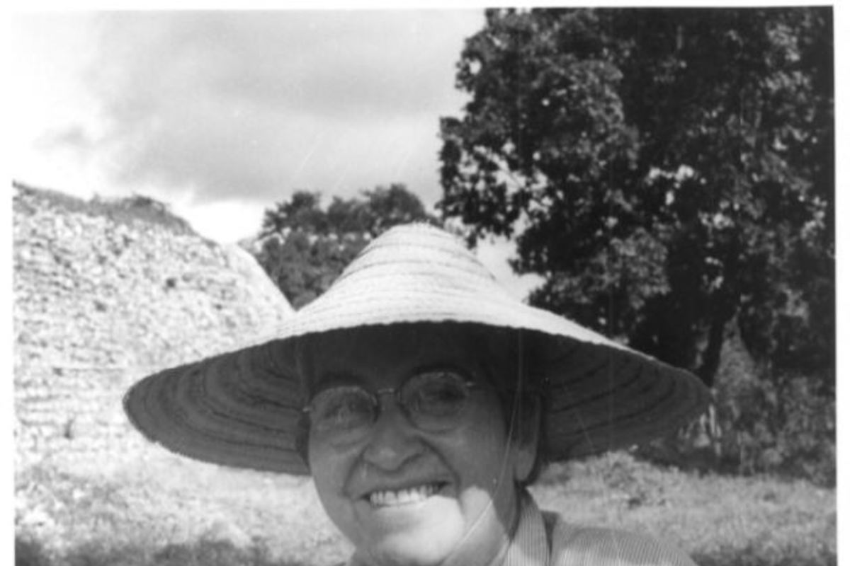 5. Gabriela Mistral en Chichén Itzá, México, 1948.