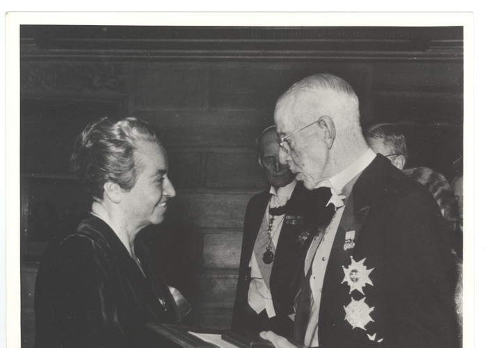 7. Mistral recibiendo el Premio Nobel en 1945, entregado por Gustavo V, rey de Suecia desde 1907 hasta 1950.