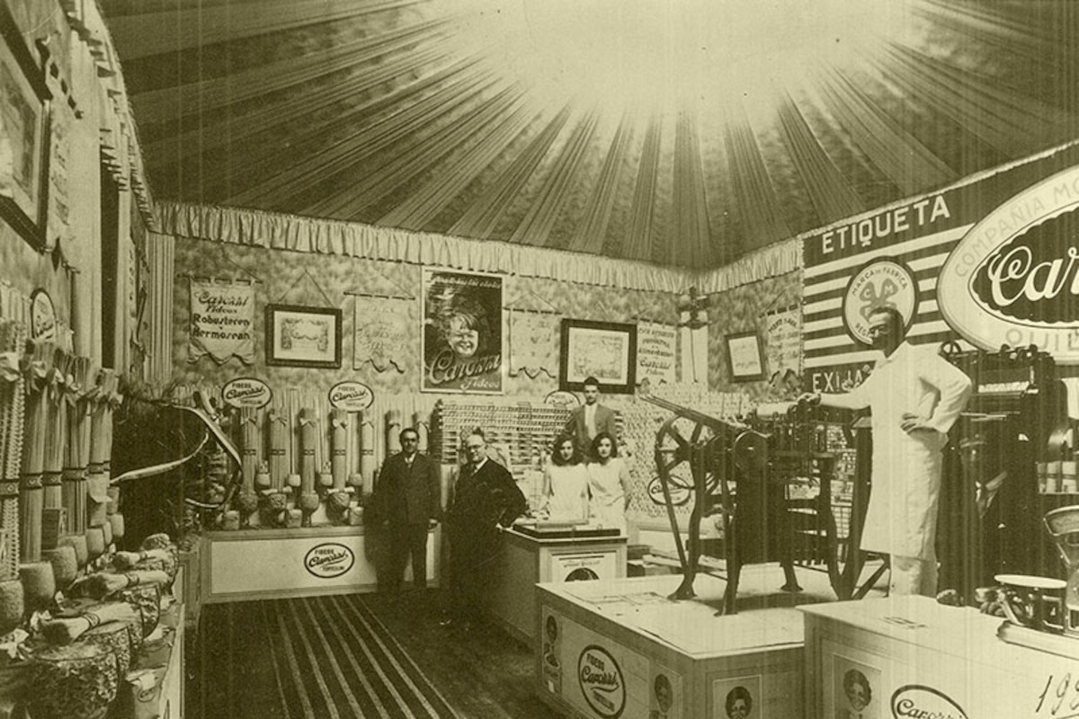 7. Augusto Carozzi en el stand de su empresa en Valparaíso, 1925.