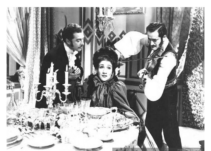 11. Escena de la película "La dama de las camelias", 1947.