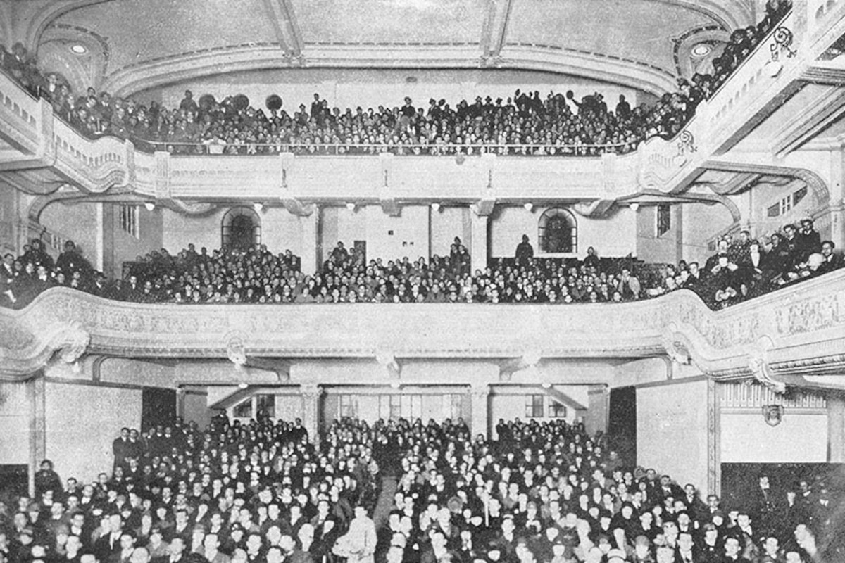 1. Espectadores de cine en el Teatro Carrera, 1926.