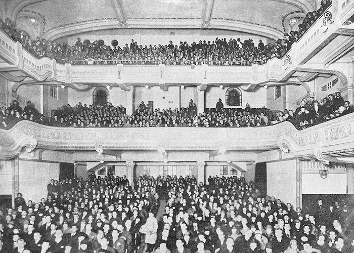 1. Espectadores de cine en el Teatro Carrera, 1926.