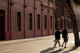 13. Detalle atardecer muralla en Plaza Brasil, Santiago Centro, Región Metropolitana. Roderik Henderson.