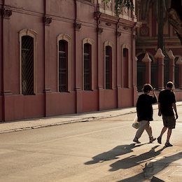 13. Detalle atardecer muralla en Plaza Brasil, Santiago Centro, Región Metropolitana. Roderik Henderson.