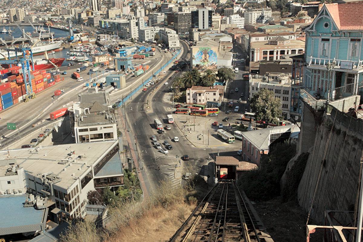 Vista al Puerto de Valparaíso, Cerro Cordillera, Valparaíso, Región de Valparaíso. Roderik Henderson. Fundación Imagen de Chile (FICH).