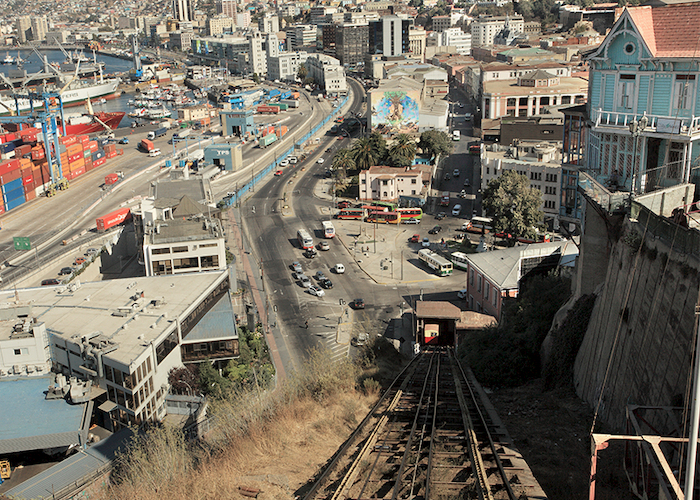 Vista al Puerto de Valparaíso, Cerro Cordillera, Valparaíso, Región de Valparaíso. Roderik Henderson. Fundación Imagen de Chile (FICH).