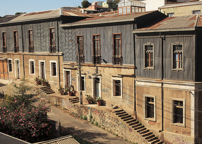 Calles de Valparaíso, Valparaíso, Región de Valparaíso. Roderik Henderson. Fundación Imagen de Chile (FICH).
