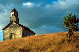 Iglesia de Chiloé. Servicio Nacional de Turismo - Sernatur, Fundación Imagen de Chile (FICH).