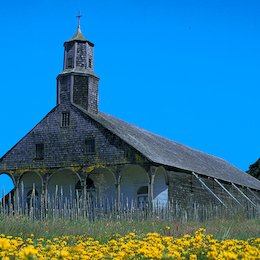 Iglesia de Quinchao, Chiloé. Servicio Nacional de Turismo - Sernatur, Fundación Imagen de Chile (FICH).