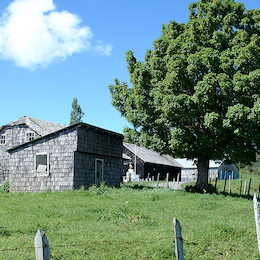Casa en Chiloé. Servicio Nacional de Turismo - Sernatur, Fundación Imagen de Chile (FICH).