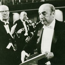 2. Pablo Neruda en la ceremonio de los premios Nobel, 1971.