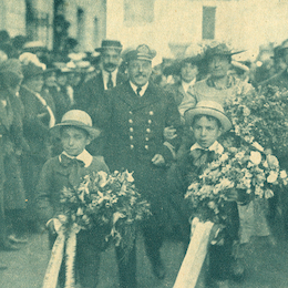 4. Piloto Pardo y señora al salir del Círculo Naval.