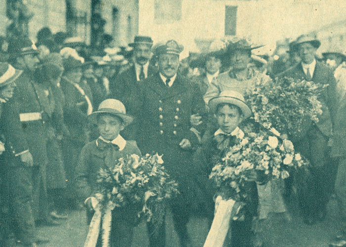 4. Piloto Pardo y señora al salir del Círculo Naval.