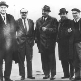 2. Manuel Rojas junto a Pedro Lastra, Pablo Neruda, Fernando Alegría y Gonzalo Rojas, San Vicente, Talcahuano, 1964.