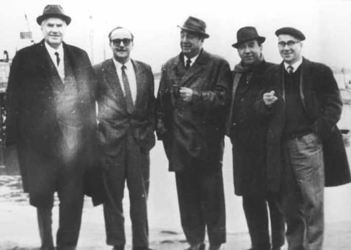 2. Manuel Rojas junto a Pedro Lastra, Pablo Neruda, Fernando Alegría y Gonzalo Rojas, San Vicente, Talcahuano, 1964.