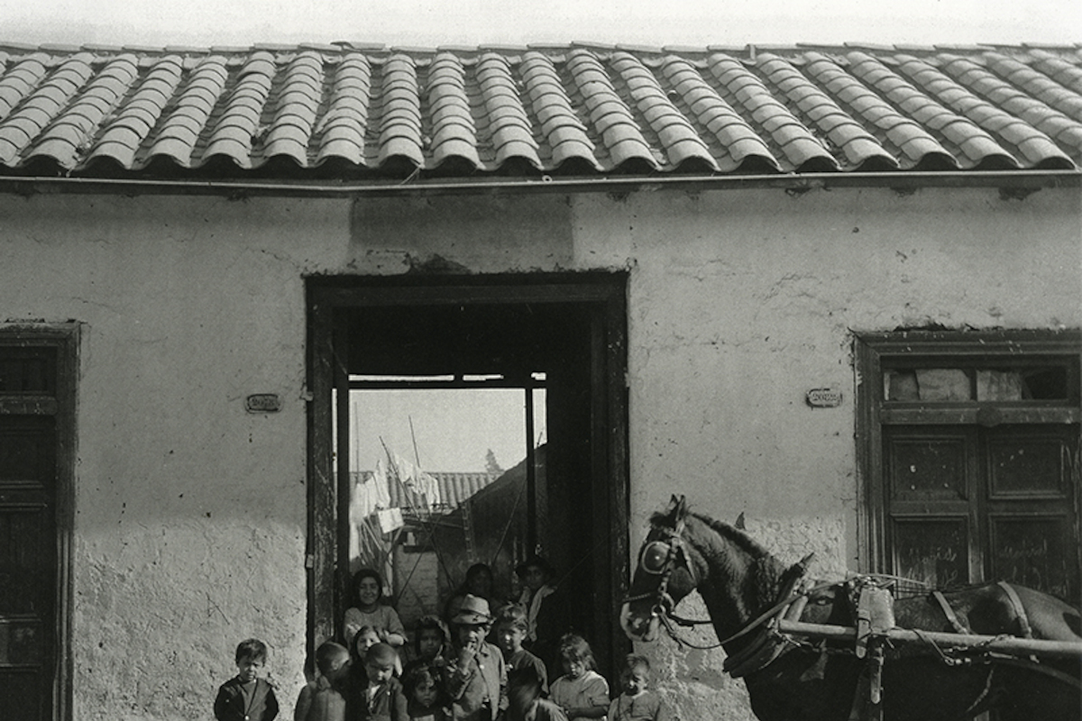 1. Niños afuera de un conventillo, Santiago, 1920.