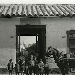 1. Niños afuera de un conventillo, Santiago, 1920.