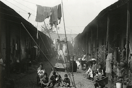  2. Interior de un conventillo, Santiago, 1920.