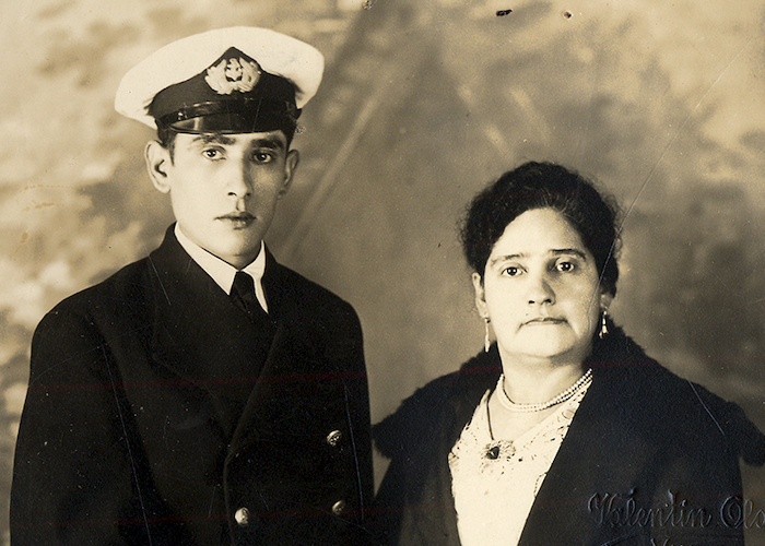 6. Valentín Olave. Un marino y su mamá, Valparaíso.